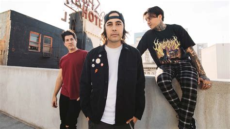 What Type of Music Is Pierce The Veil: An Insight into Their Unique Sound